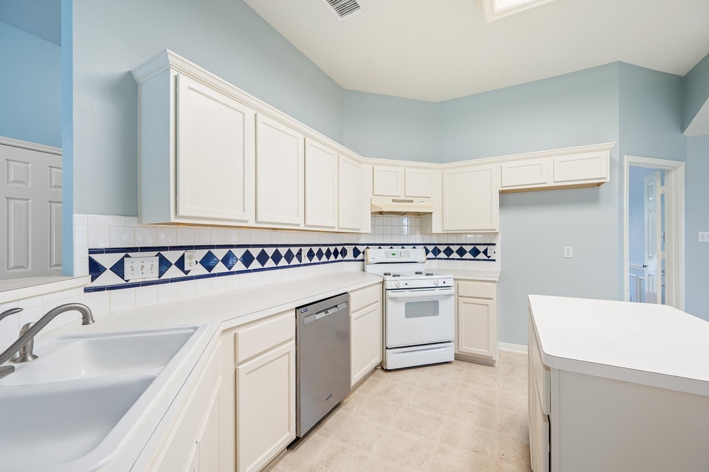 5827 Willow Park Drive - Photo 14