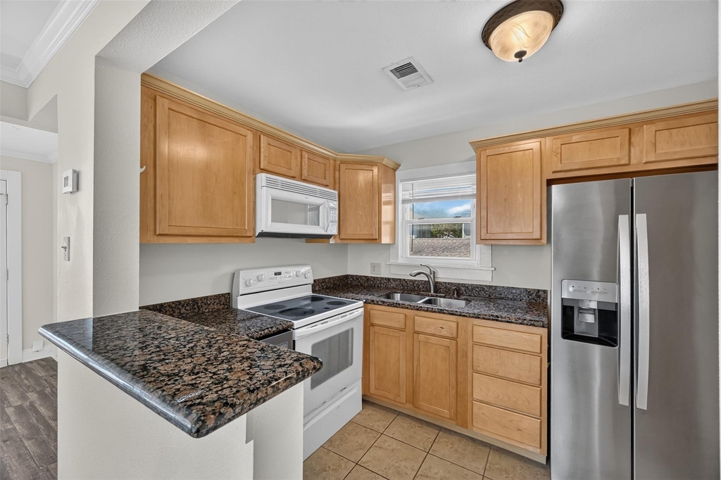 210 W 13th Street - Photo 18