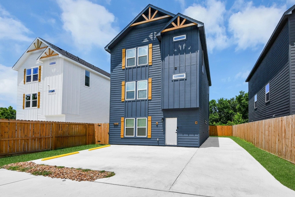 8021 Birmingham Street - Photo 1