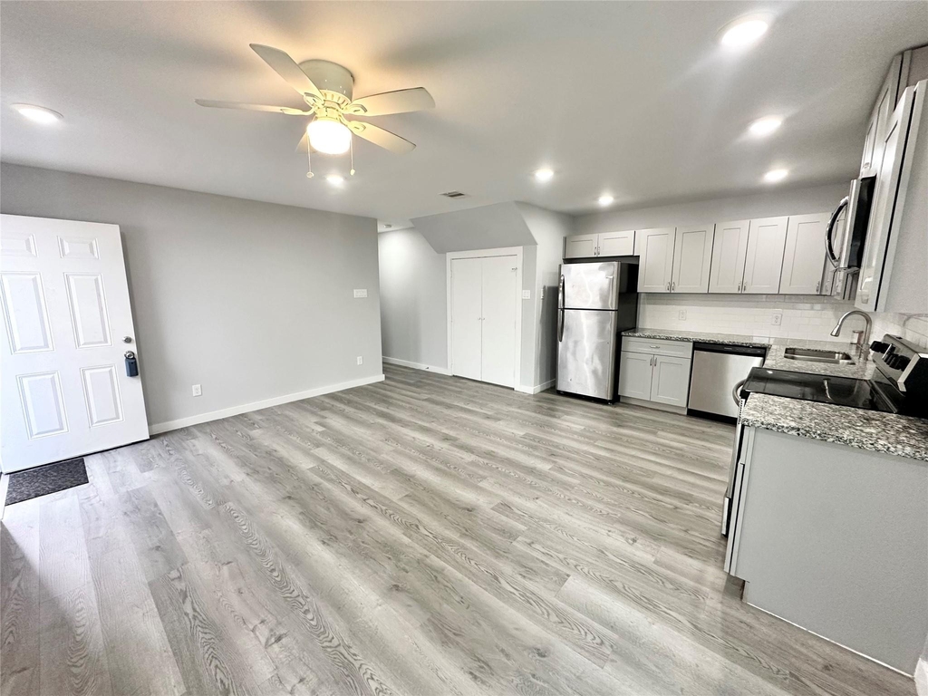 8215 Crestview Drive - Photo 3