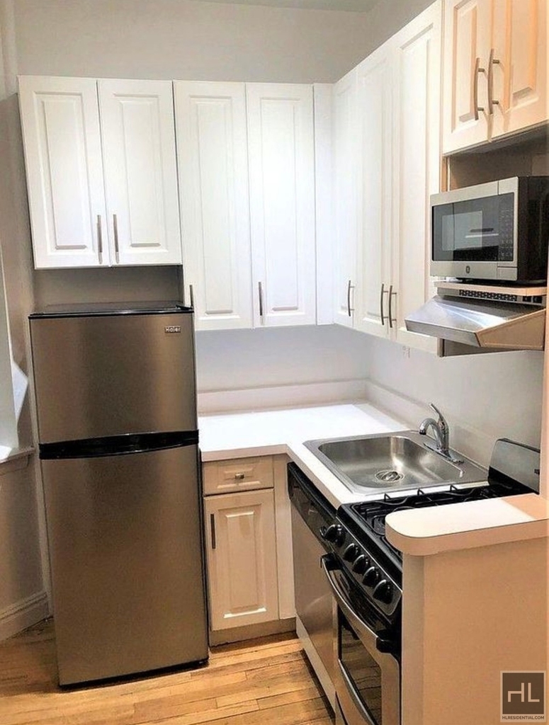 East 83 Street - Photo 4