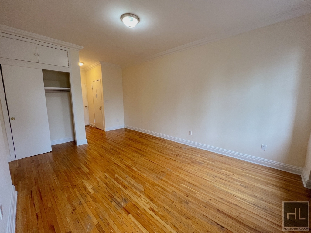 East 83 Street - Photo 1