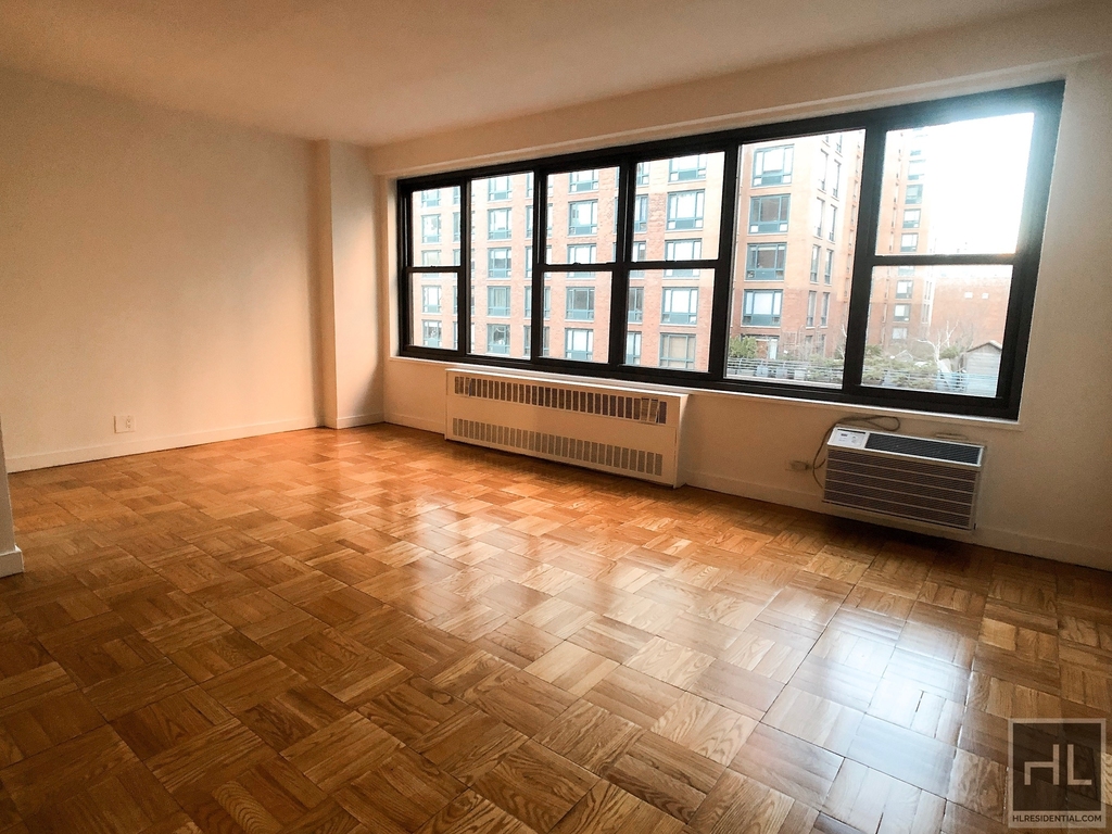 Fourth Avenue - Photo 1