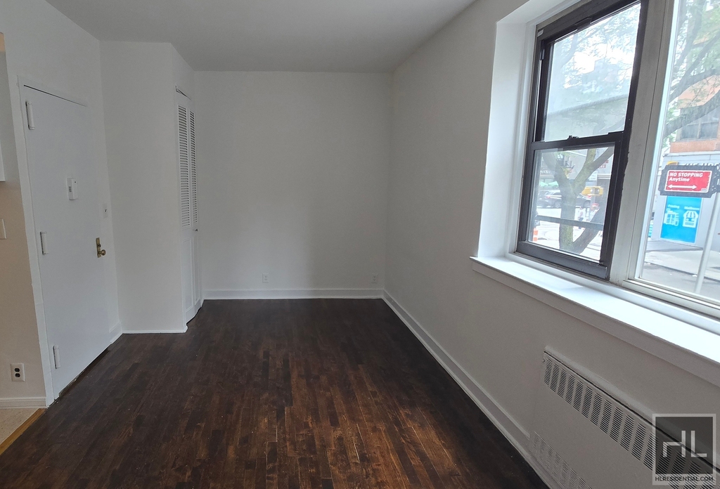 East 61 Street - Photo 2