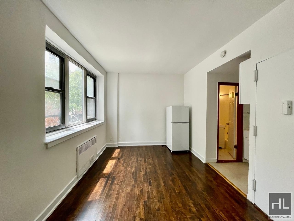 East 61 Street - Photo 1