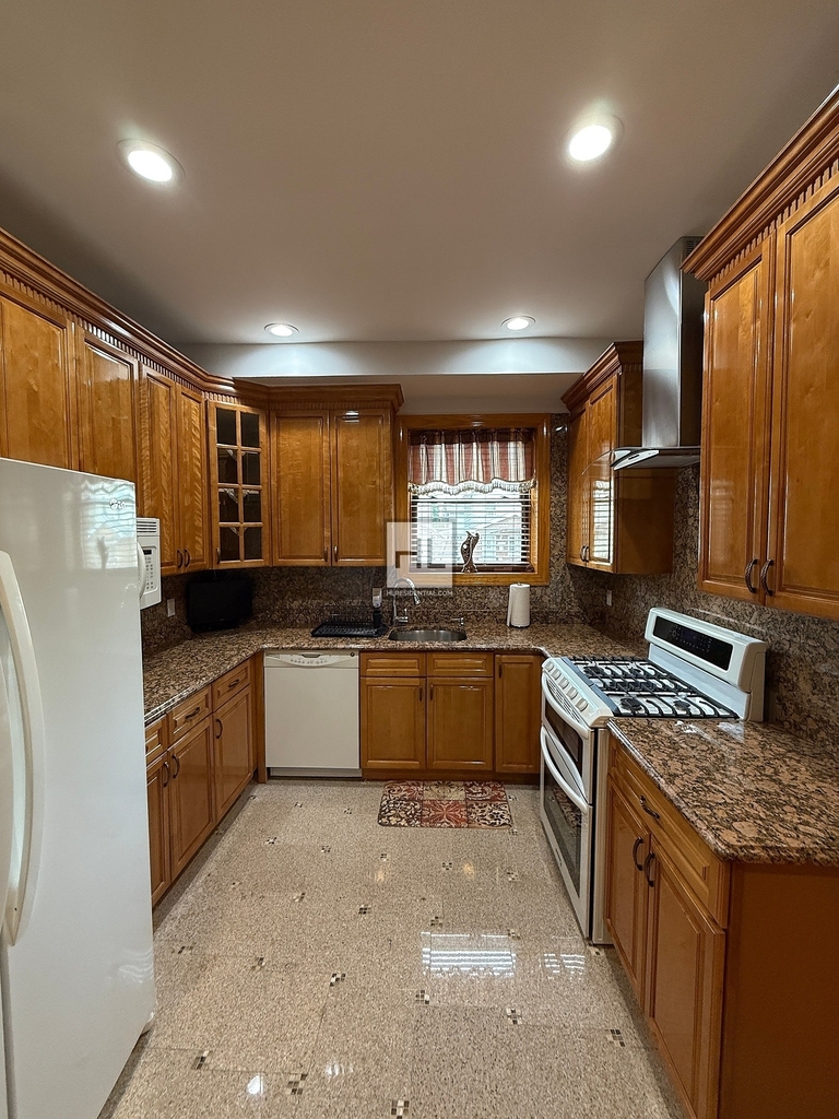 East 51 Street - Photo 14
