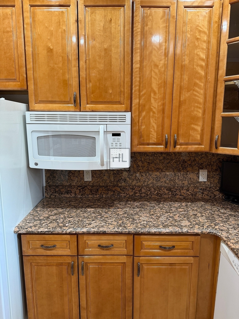 East 51 Street - Photo 17