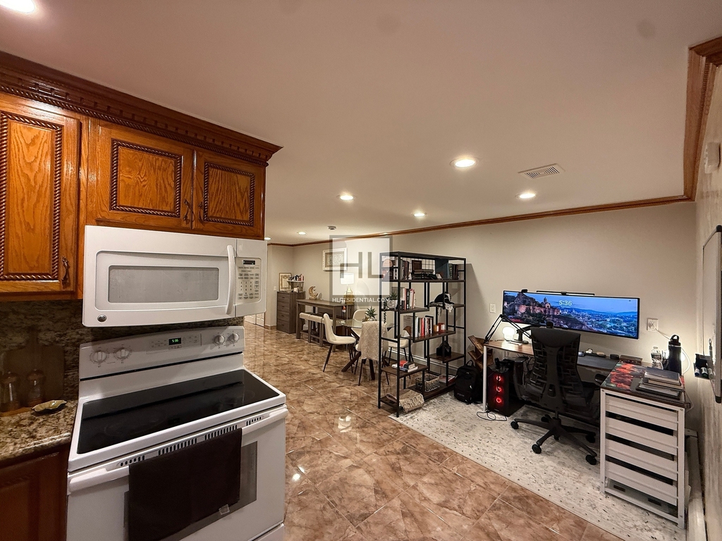 East 51 Street - Photo 6