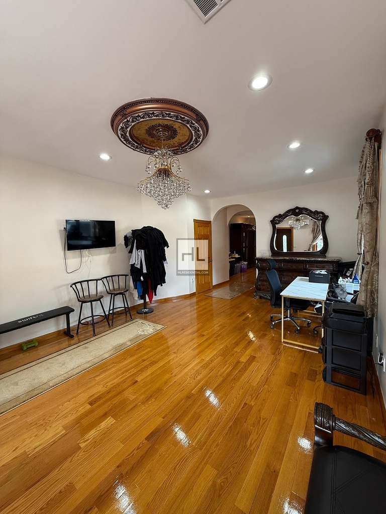 East 51 Street - Photo 10
