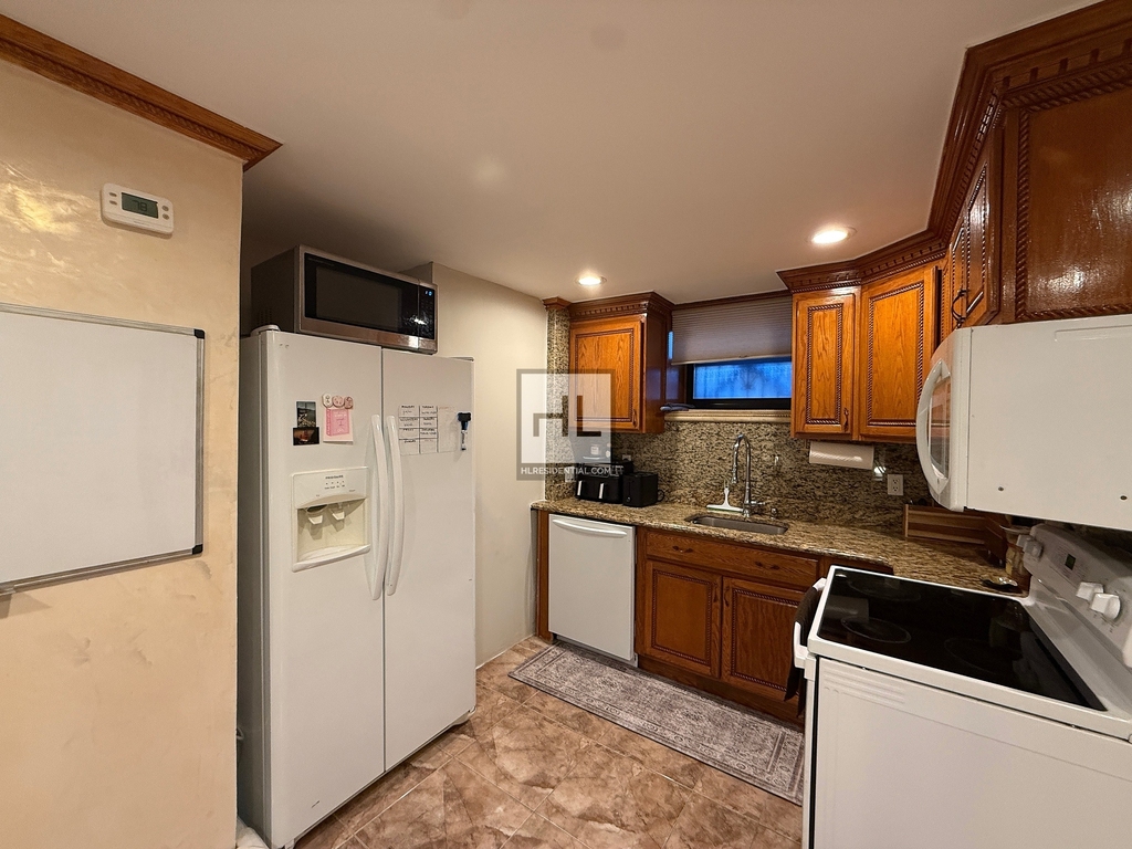 East 51 Street - Photo 5