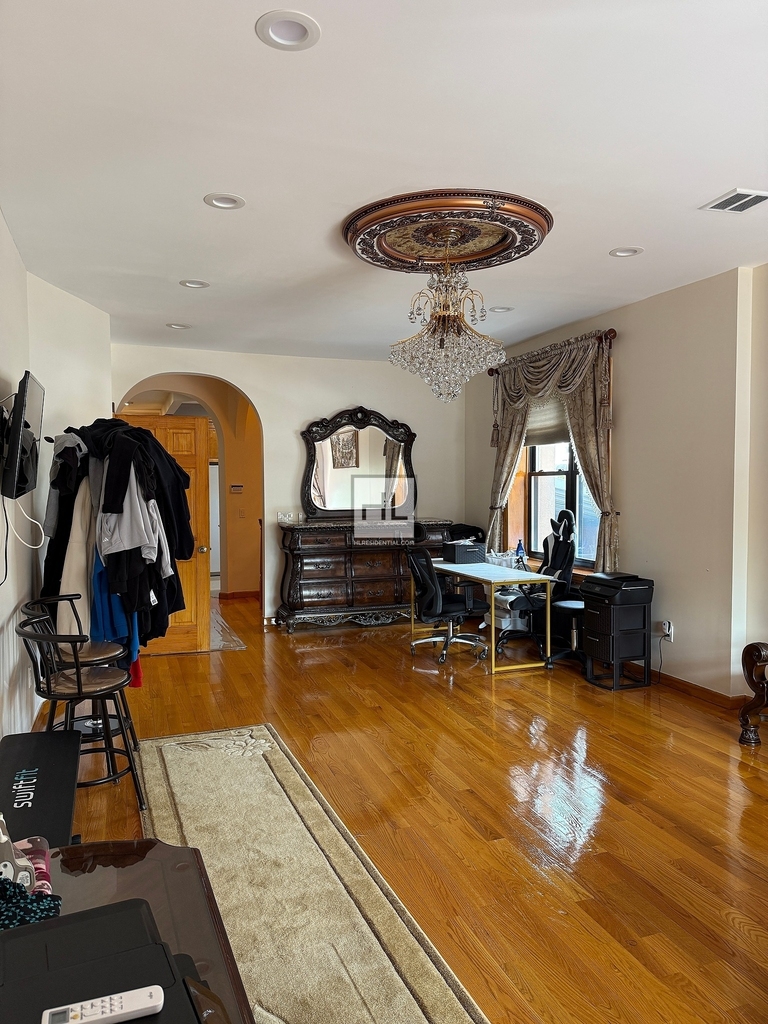 East 51 Street - Photo 9