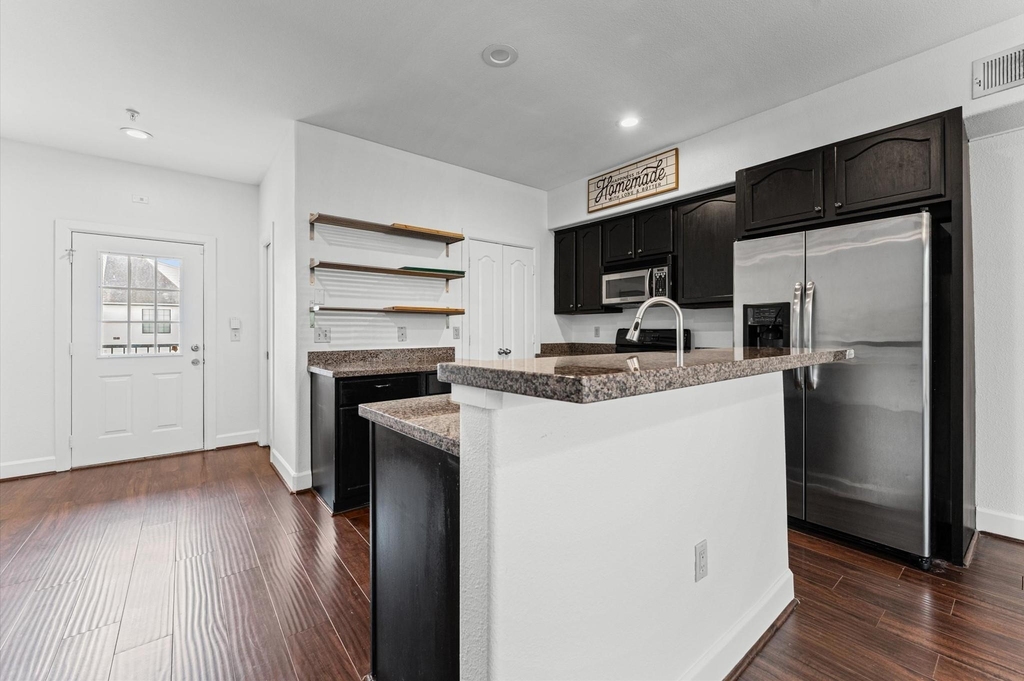 1602 Elgin Street - Photo 5