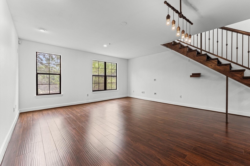 1602 Elgin Street - Photo 4