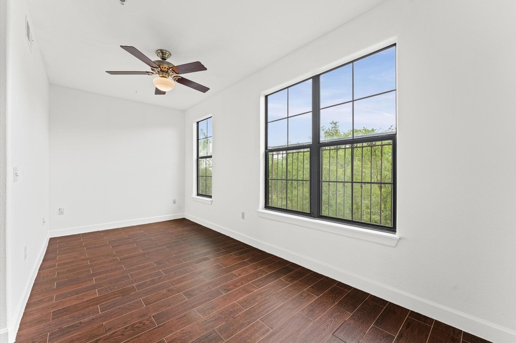 1602 Elgin Street - Photo 12