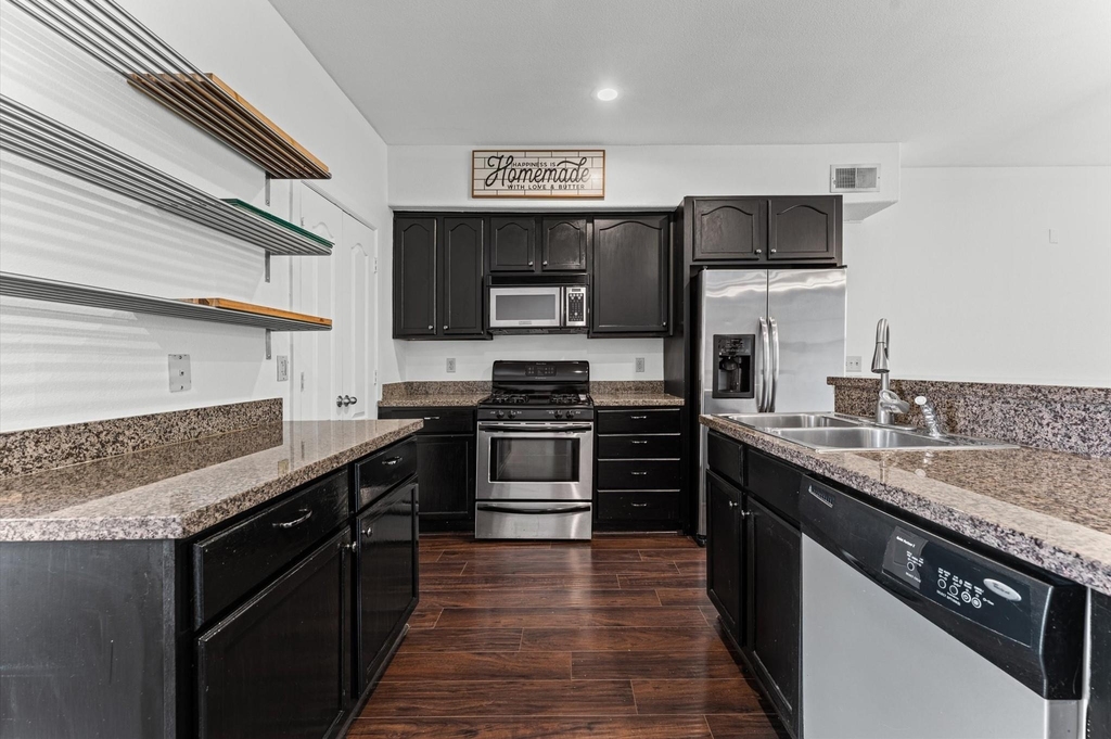 1602 Elgin Street - Photo 3