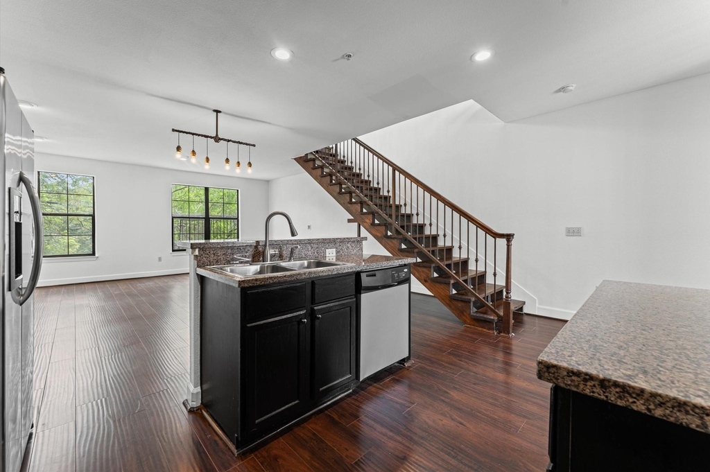 1602 Elgin Street - Photo 2