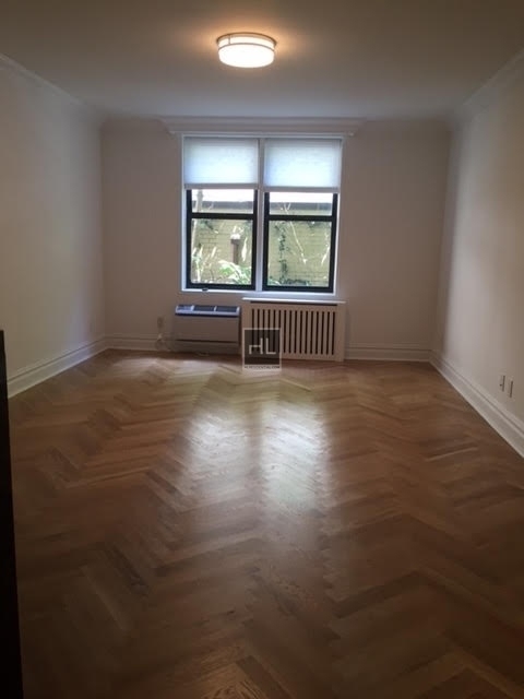 West 16 Street - Photo 4