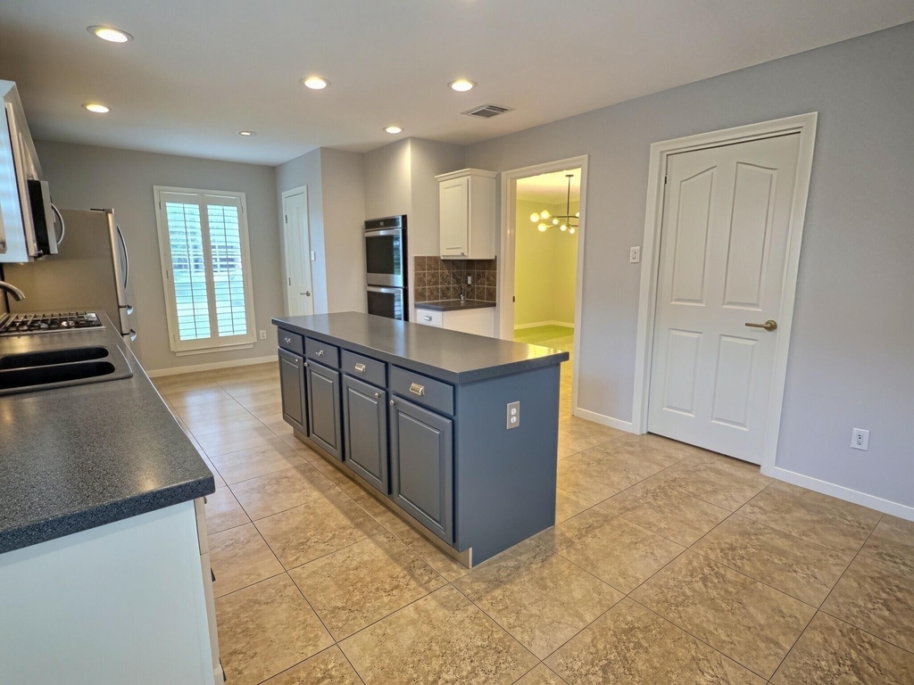 305 Oak Creek Court - Photo 10