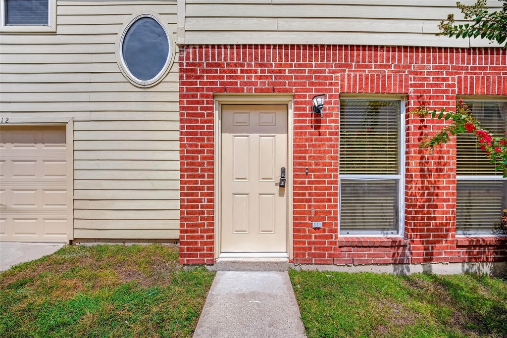 2212 Naomi Street - Photo 2