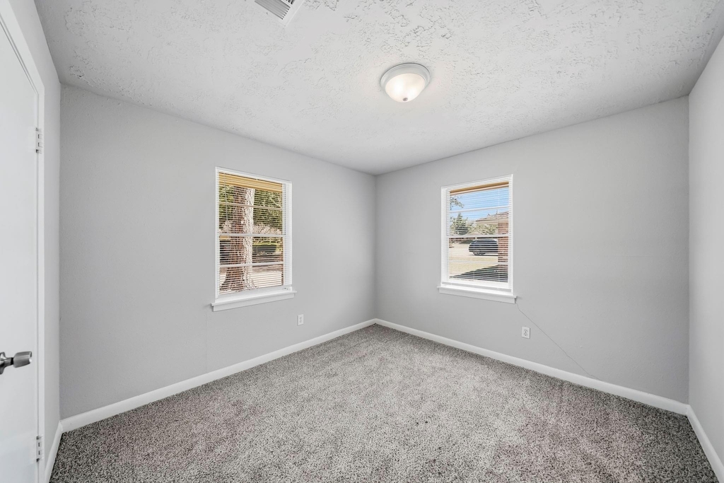 2010 Robinhood Street - Photo 5