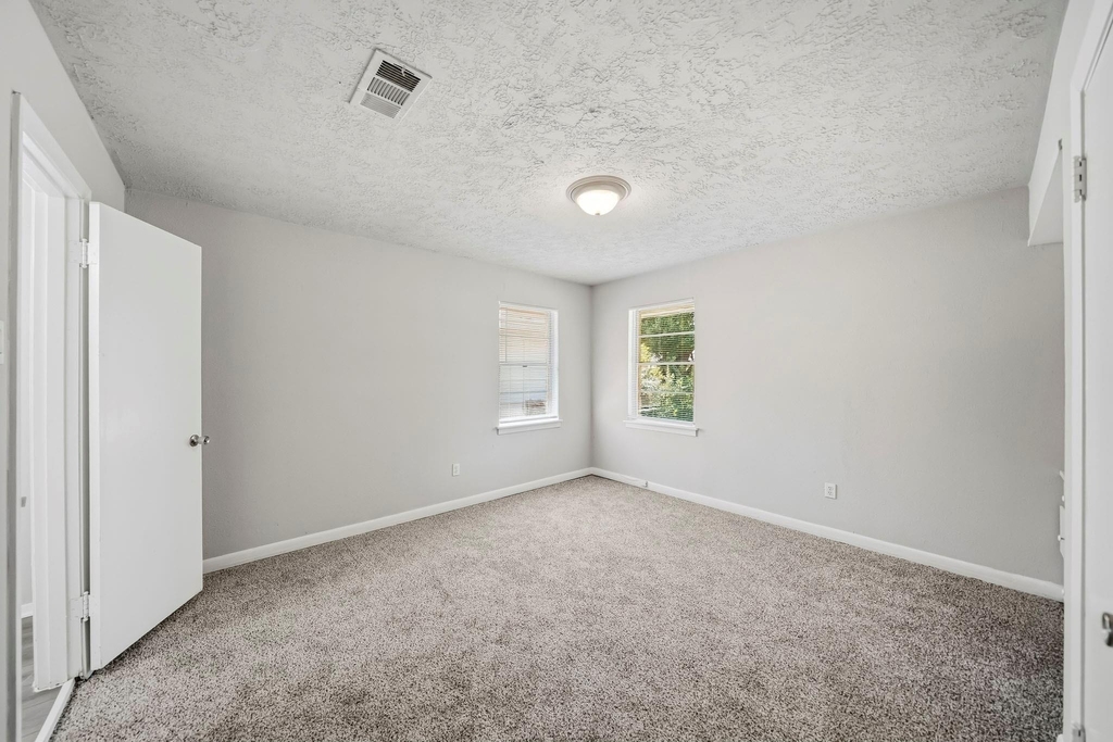 2010 Robinhood Street - Photo 8