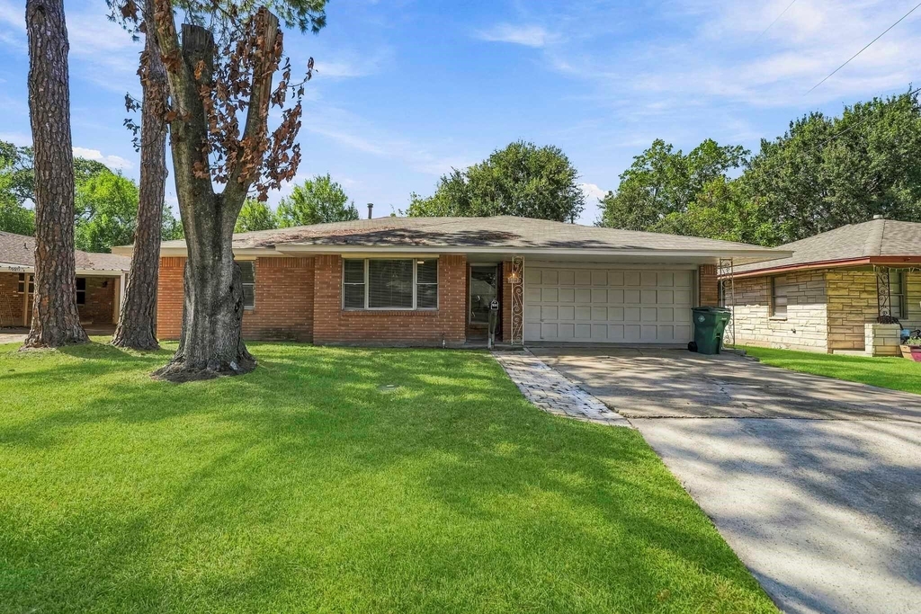 2010 Robinhood Street - Photo 0