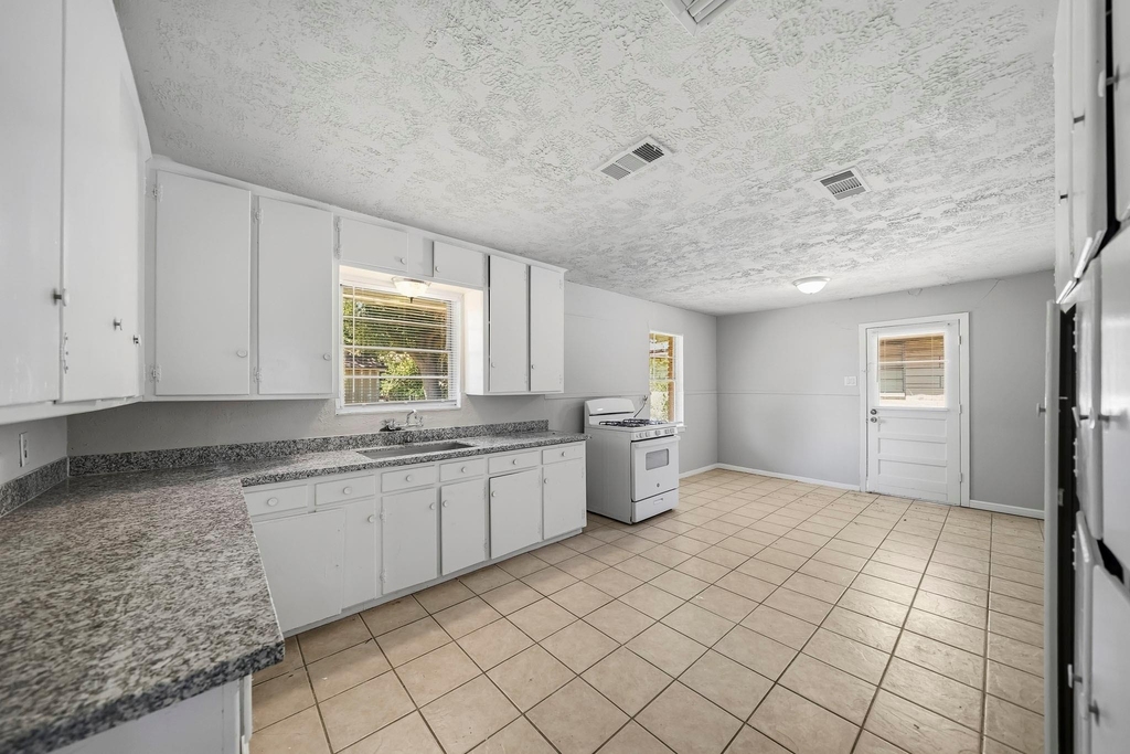 2010 Robinhood Street - Photo 3