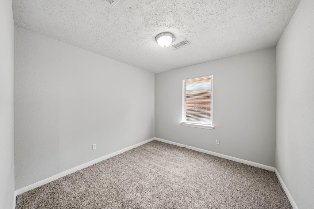 2010 Robinhood Street - Photo 6