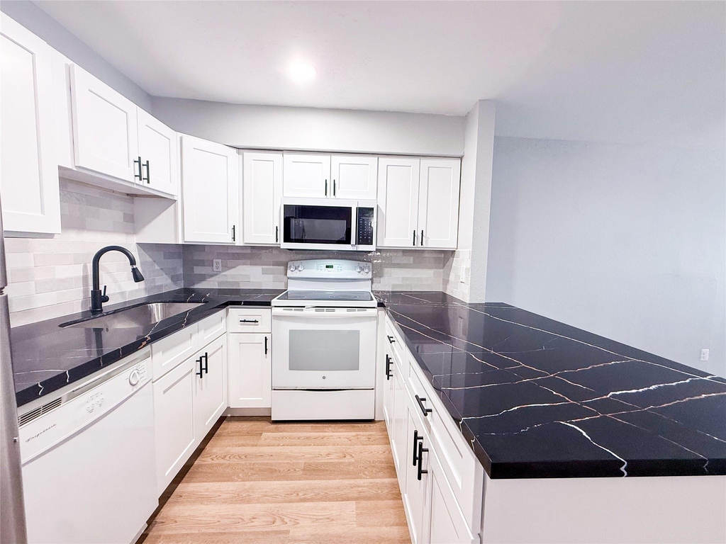 3900 Woodchase Drive - Photo 7