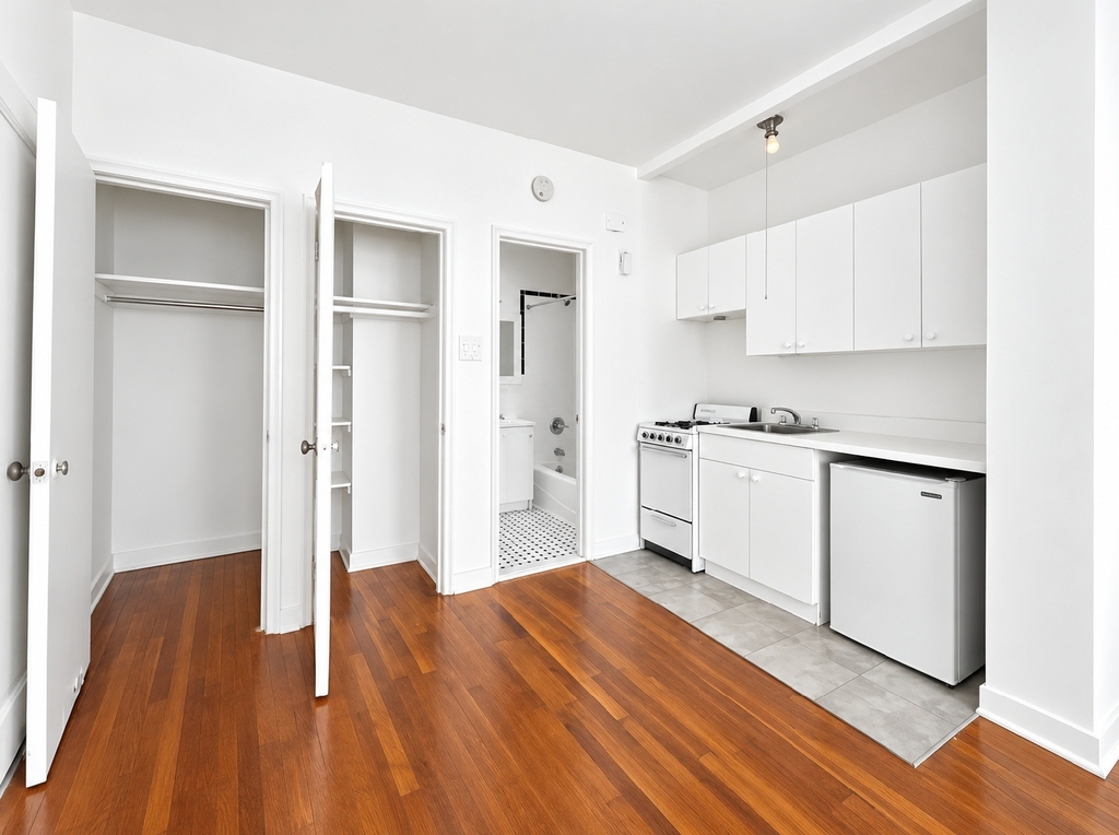 East 52nd Street, Unit 3b - Photo 2