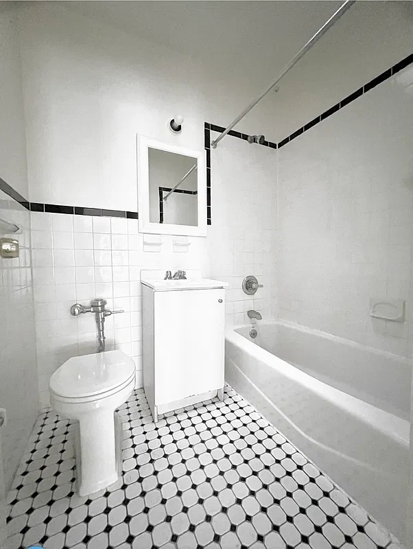 East 52nd Street, Unit 3b - Photo 3