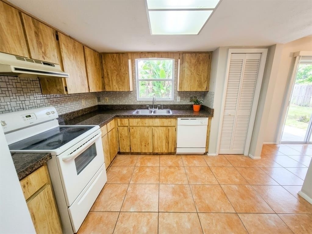 113 S Deerwood Avenue - Photo 2