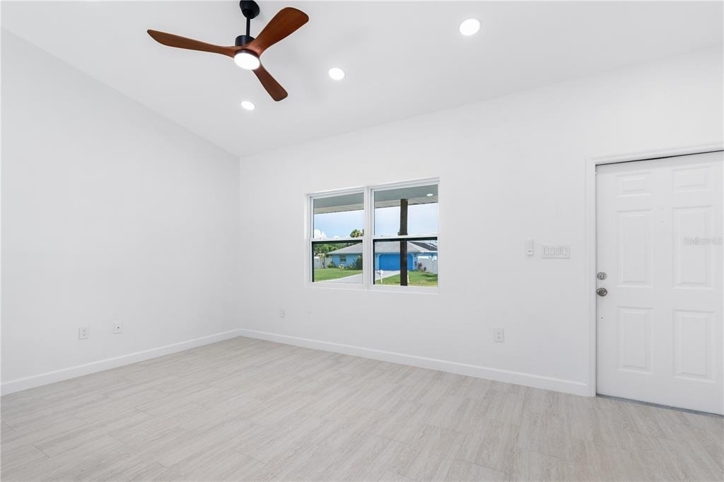 20424 Calder Avenue - Photo 4