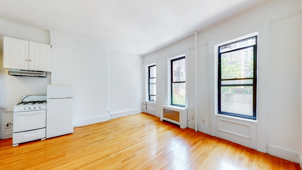 1043 Lexington Avenue - Photo 2