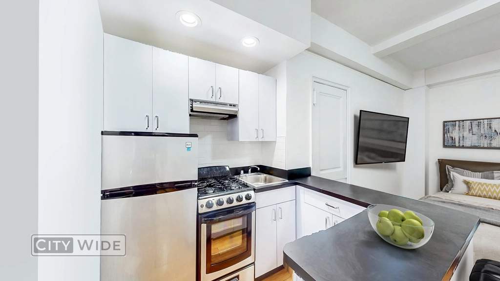 140 East 46th Street - Photo 2