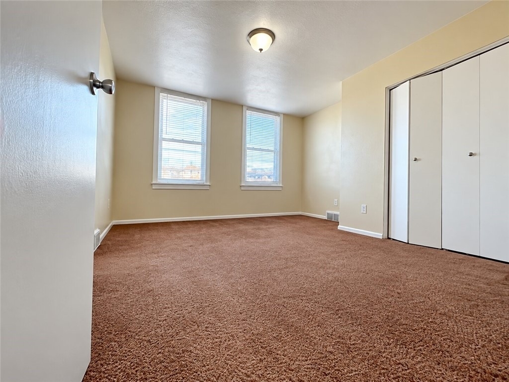546 Greenfield Ave - Photo 2