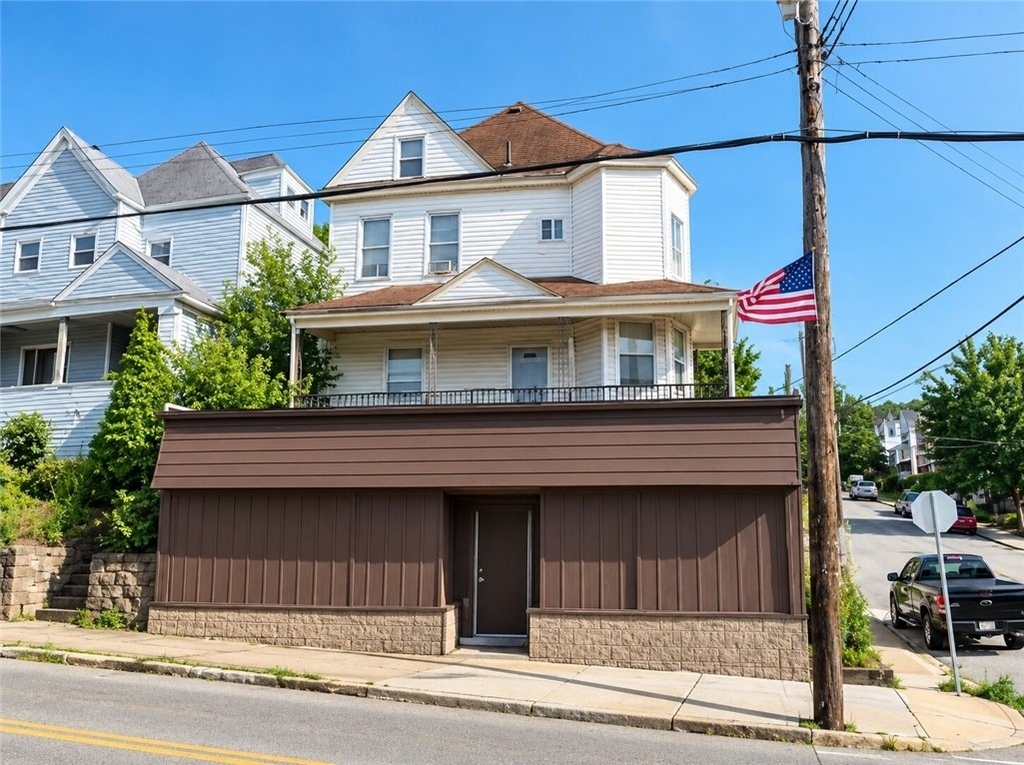 546 Greenfield Ave - Photo 0