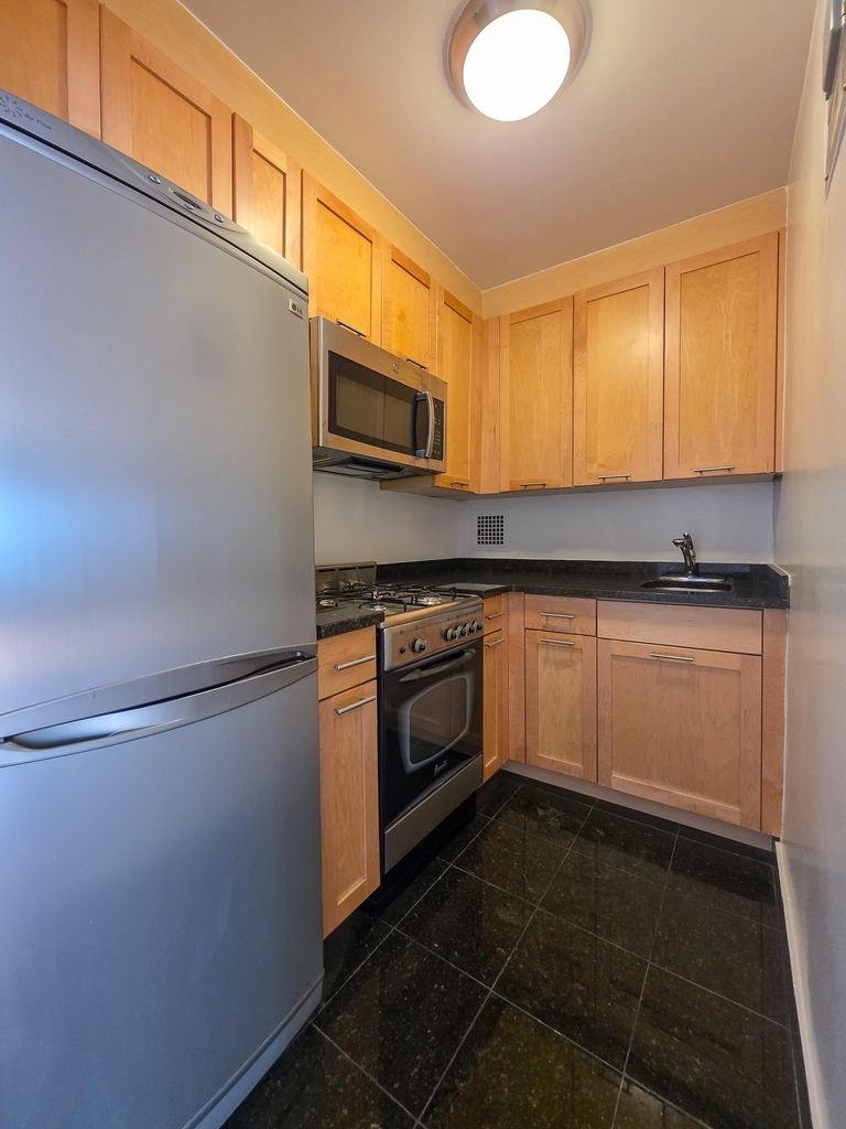 East 36th Street - Photo 4