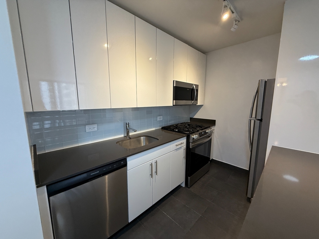 West 34th St and Dyer Ave - Photo 2