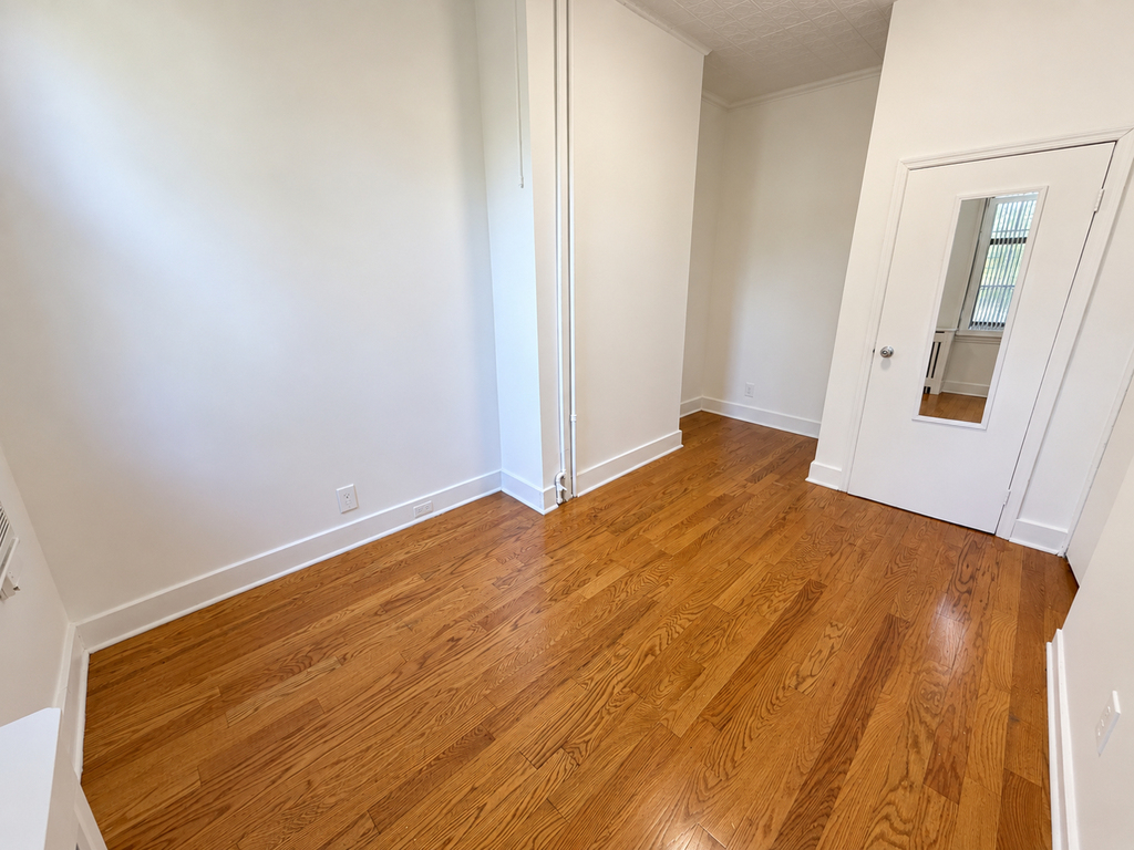 369 Menahan Street - Photo 10