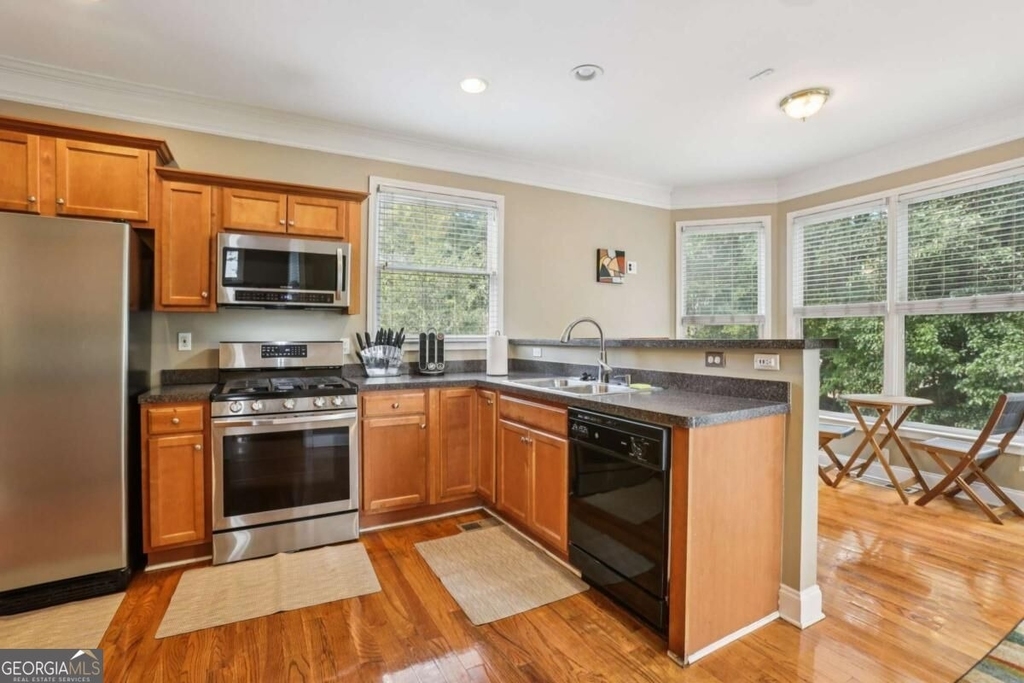 663 Windsor Street Sw - Photo 10