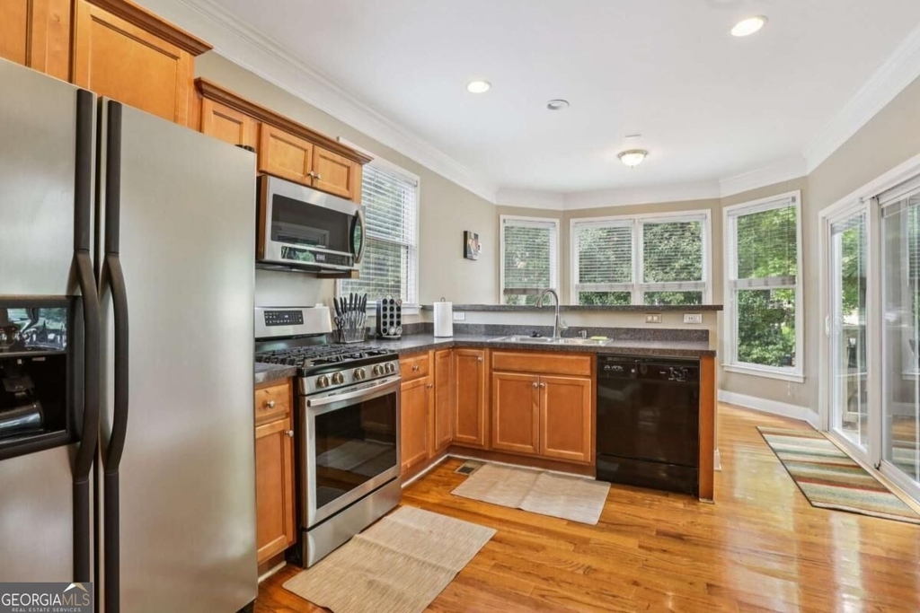 663 Windsor Street Sw - Photo 8