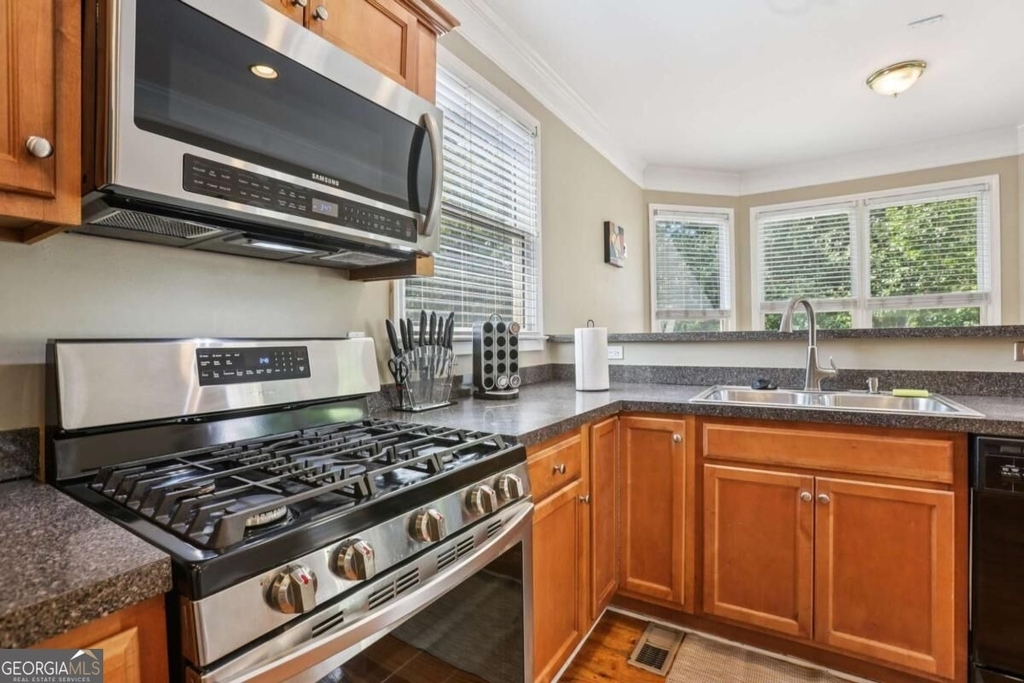 663 Windsor Street Sw - Photo 9