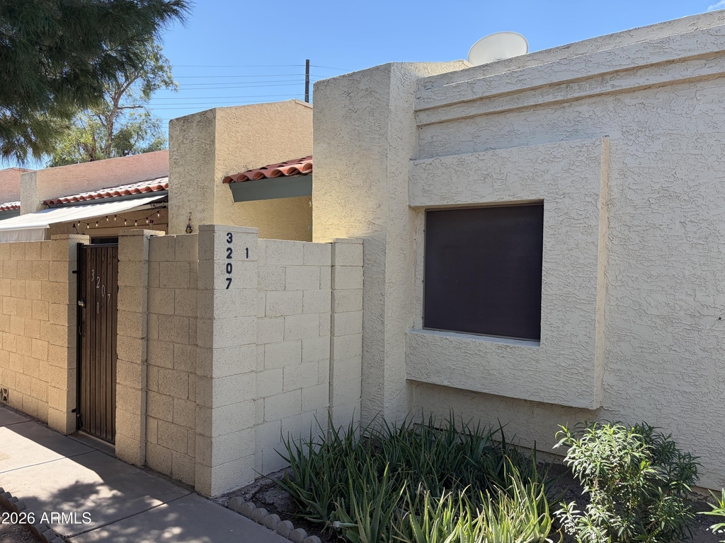 3207 W Loma Lane - Photo 1