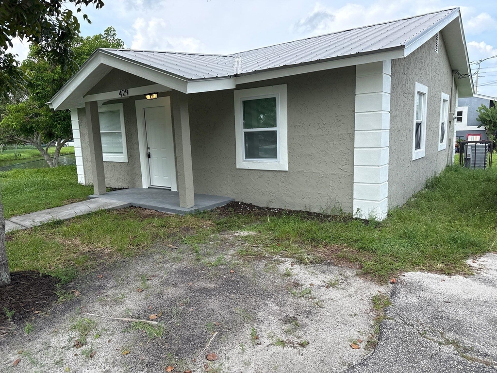 429 Se Lake Street - Photo 2