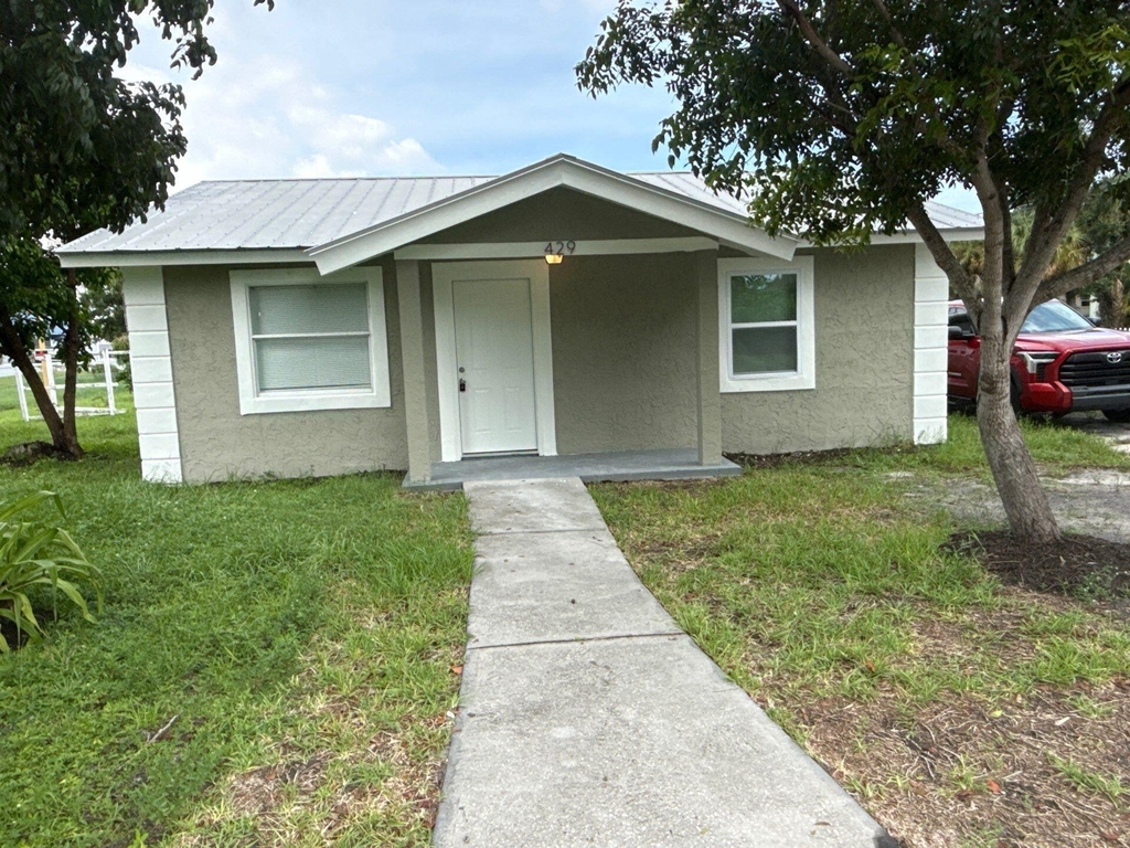 429 Se Lake Street - Photo 0