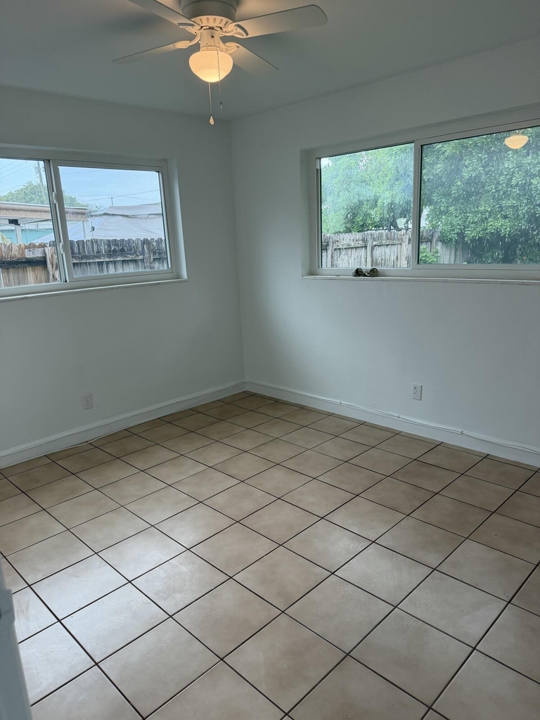 160 Nw 43rd Court - Photo 4