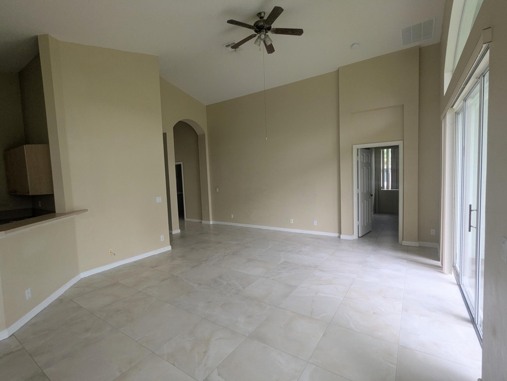 185 Nw Willow Grove Avenue - Photo 1