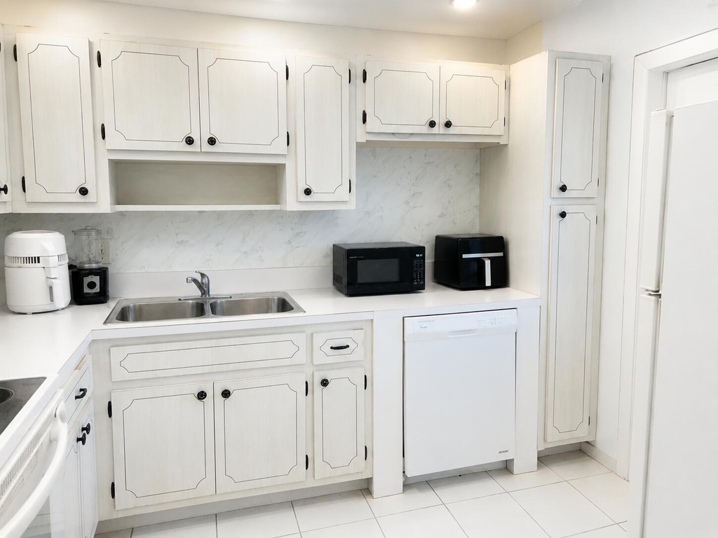 2200 Park Lane - Photo 5