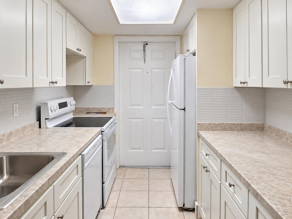 1500 Crescent Circle - Photo 0